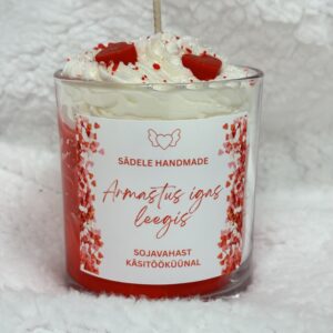 Sojavahast käsitööküünal punaste südametega "Armastus igas leegis"